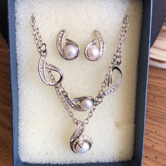 CLASSY Faux Pearl Necklace/Bracelet/Earrings - Picture 3 of 12